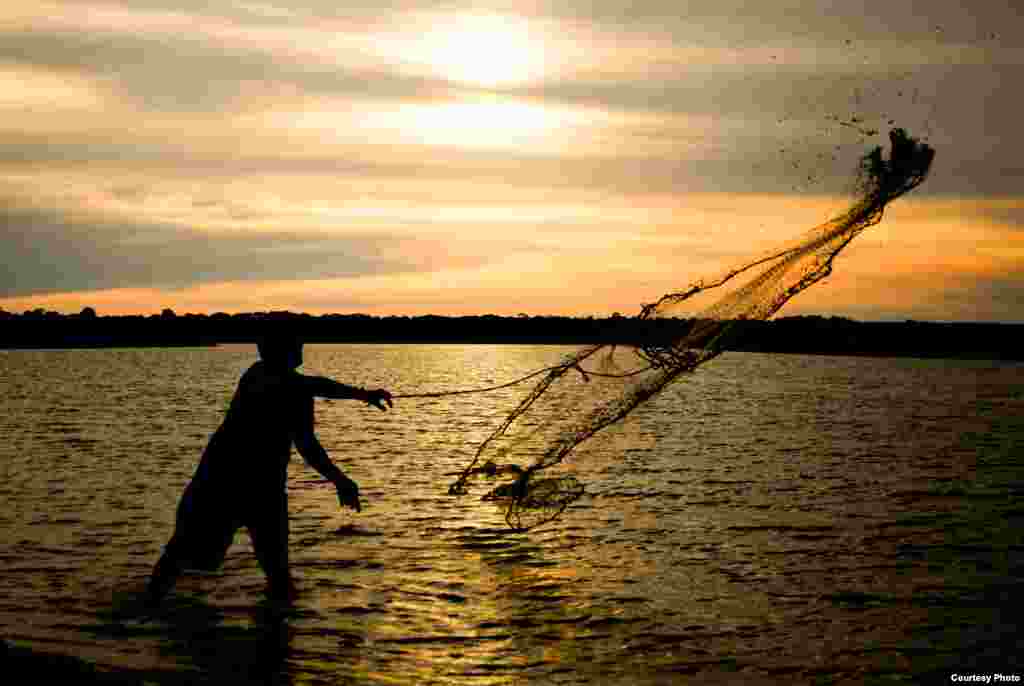 Jose Coelho dari Brazil mendapat juara harapan dengan foto berjudul &quot;Fisherman in the Amazon&quot;.