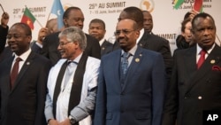 Sudanese president Omar al-Bashir, 2nd from right, stands with other African leaders during a photo op at the AU summit in Johannesburg, June 14, 2015.