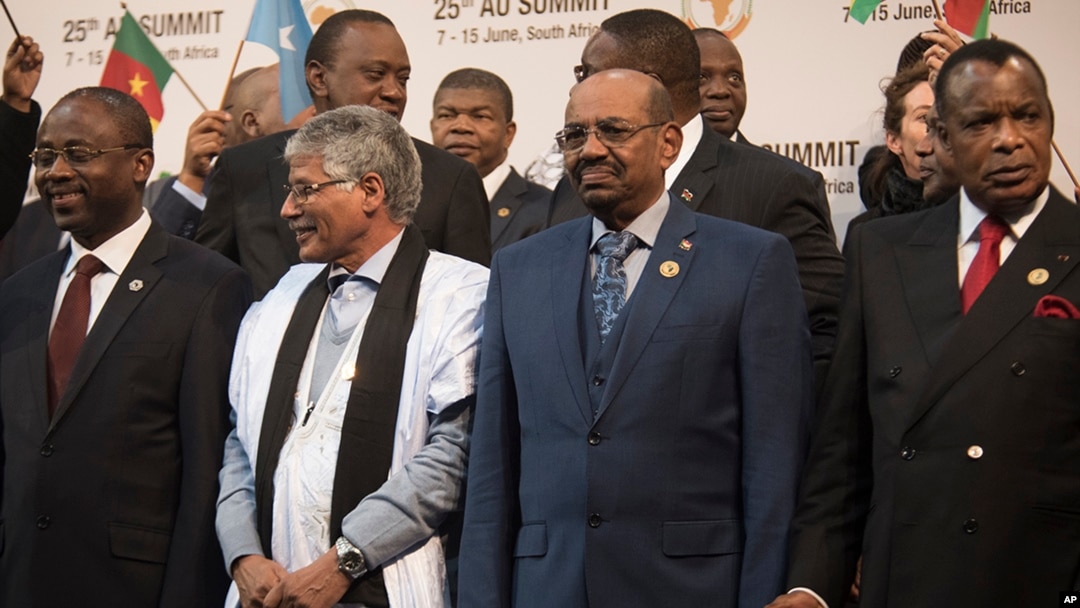 Sudanese president Omar al-Bashir, second from right, stands with other African leaders during a photo op at the AU summit in Johannesburg, June 14, 2015.