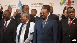 FILE - Sudanese president Omar al-Bashir, second from right, stands with other African leaders during a photo opportunity at the African Union summit in Johannesburg, June 14, 2015.