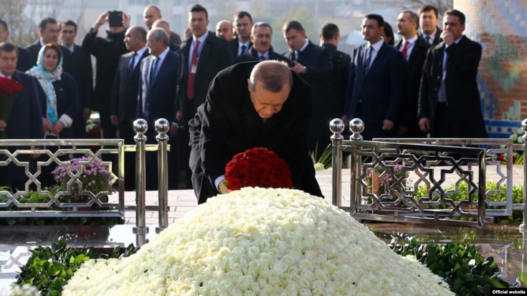Turkiya Prezidenti Rajab Toyib Erdog'an Islom Karimov qabriga gul qo'ymoqda, Samarqand, O'zbekiston, 18-noyabr, 2016-yil.