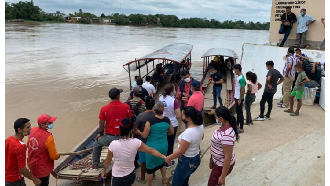 Solo unos pocos refugiados venezolanos han retornado a su país. Algunos solo pasan la frontera a rescatar sus pertenecias y regresas a Colombia. Foto cortesía de la Defensoría del Pueblo de Colombia.