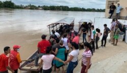 Solo unos pocos refugiados venezolanos han retornado a su país. Algunos solo pasan la frontera a rescatar sus pertenecias y regresas a Colombia. Foto cortesía de la Defensoría del Pueblo de Colombia.