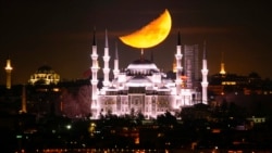 Bulan sabit tampak menjelang terbenam di belakang kubah Masjid Sultanahmet yang dikenal sebagai &quot;Masjid Biru&quot; selama bulan suci Islam Ramadan di Istanbul, Turki. (AP)&nbsp;