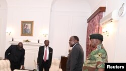 Perezida Robert Mugabe wa Zimbabwe abonana n'abategetsi ba gisirikareku kirimba ciwe i Harare, itariki 19/11/2017. 