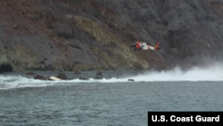 Un habitante local aseguró que había visto a otra persona cerca de las rocas. Un equipo de rescate sobrevoló la zona en un helicóptero y rescató al herido.