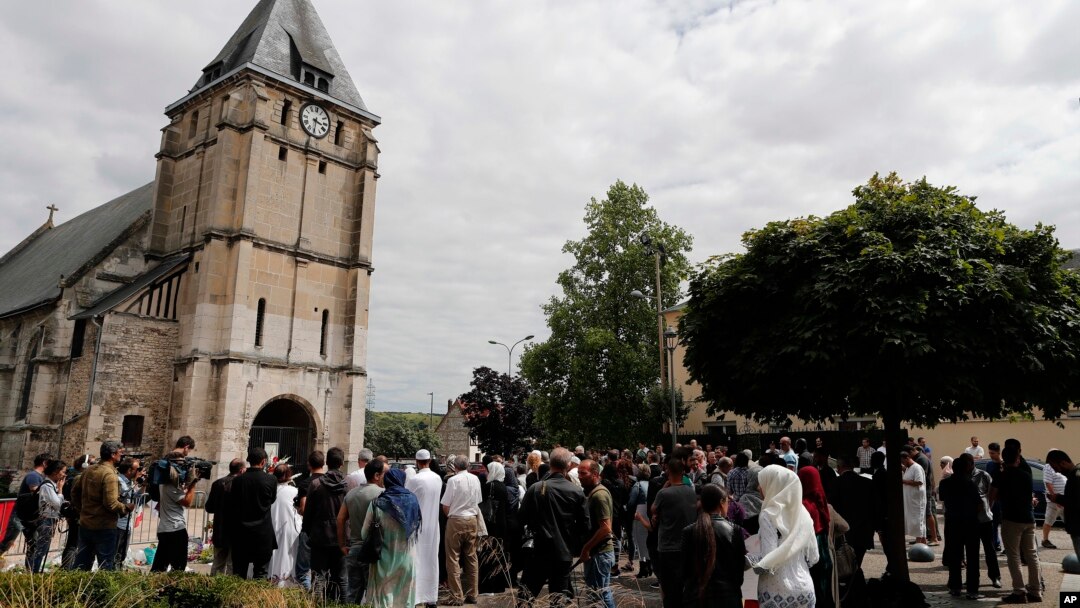 Warga Muslim ikut menghadiri Misa Katolik di gereja Saint Etienne di Saint-Etienne-du-Rouvray, Normandy, Perancis (foto; dok).
