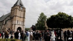 Warga Muslim ikut menghadiri Misa Katolik di gereja Saint Etienne di Saint-Etienne-du-Rouvray, Normandy, Perancis (foto; dok).