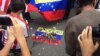 La bandera alusiva en la manifestación y en las camisetas rojas y blancas, corresponden a San Ignacio de Loyola. El santo fundador de los jesuitas. Foto: Álvaro Algarra.