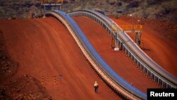 Seorang pekerja berjalan di pertambangan Fortescue Solomon, sekitar 400 kilometer sebelah selatan Pelabuhan Hedland, wilayah Pilbara, Australia Barat.