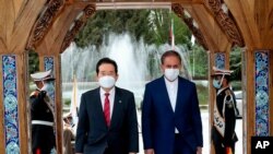 نخست‌وزیر کره جنوبی و اسحاق جهانگیری در مراسم استقبال از آقای کیون در تهران، ٢٢ فروردین ١٤٠٠ 