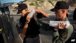 Militares colocan lingotes de oro en un vehículo blindado para llevarlos al Banco Central de Venezuela, desde el aeropuerto militar Carlota, en Caracas, Venezuela. Marzo 1, 2018.