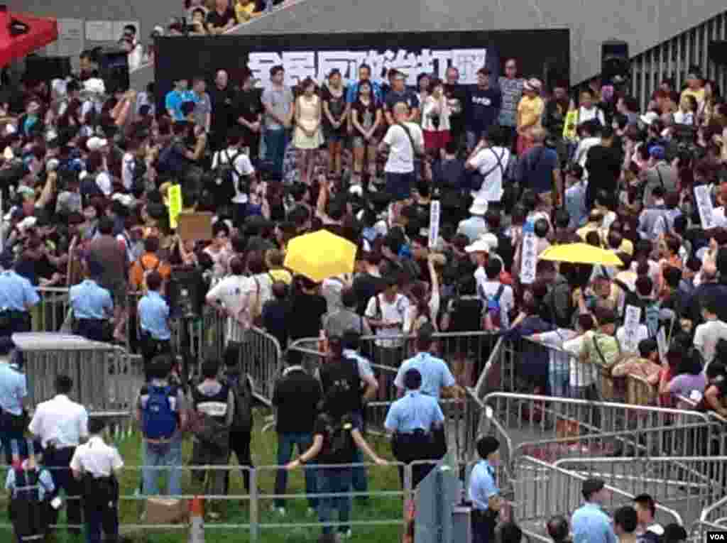 港人重返政總紀念雨傘運動一周年（美國之音海彥拍攝） 