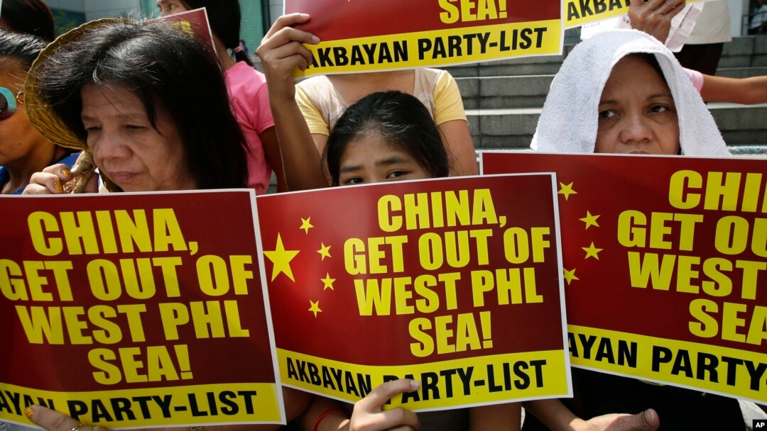 Người Philippines biểu tình phản đối trước lãnh sự quán Trung Quốc tại khu tài chính Makati, phía đông Manila.