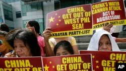 Người Philippines biểu tình trước lãnh sự quán Trung Quốc ở Manila, ngày 3/3/2014.