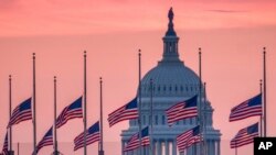 Bendera Amerika di sekitar Gedung Capitol, Washington D.C., dikibarkan setengah tiang untuk menghormati Senator John McCain, yang meninggal dunia karena kanker otak di usianya yang ke-81, 26 Agustus, 2018. 