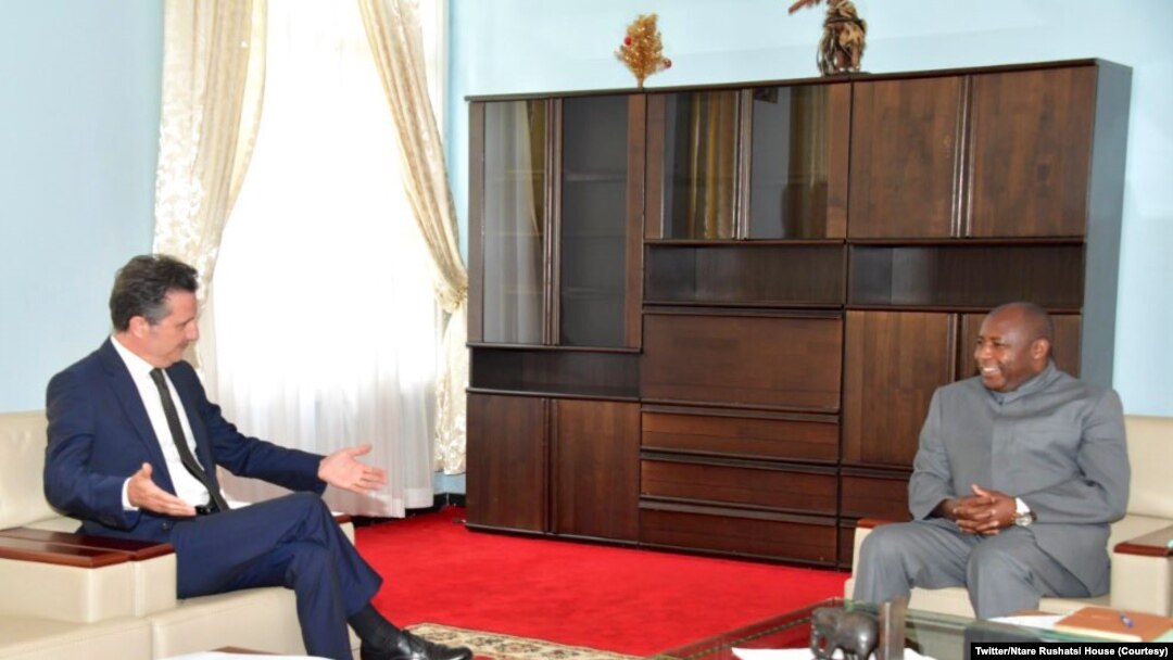Stéphane Gruenberg aserukira Ubufaransa mu Burundi kumwe na Perezida Ndayishimiye w'Uburundi. 