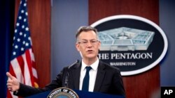 El subsecretario de Defensa para Políticas, Colin Kahl, habla durante una sesión informativa en el Pentágono en Washington, el 7 de julio de 2023.