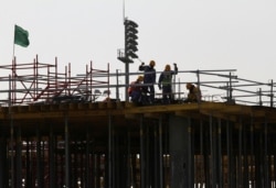 카타르 도하 건설현장의 해외 노동자들. 2022년 월드컵 개최가 예정된 카타르에는 한 때 3천여 명의 북한 노동자들이 각종 건설현장에 투입된 것으로 알려졌었다.