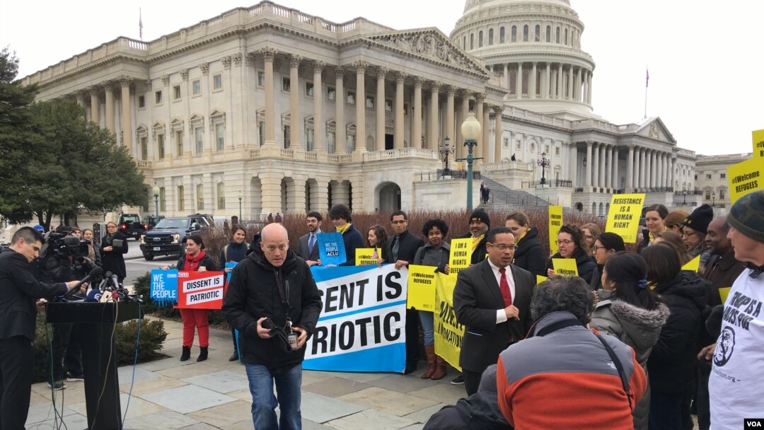 ACLU dan Amnesty International melakukan protes bersama di Capitol Hill, Washington, DC (1/2). (VOA/Raymond Yam)