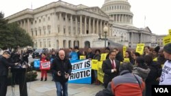 ACLU dan Amnesty International melakukan protes bersama di Capitol Hill, Washington, DC (1/2). (VOA/Raymond Yam)