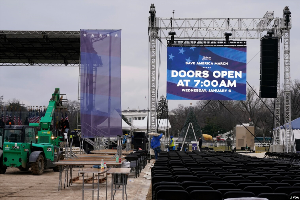 Trabajadores construyen el escenario en la elipse cerca de la Casa Blanca el 5 de enero de 2021, antes de las manifestaciones previstas para el 6 de enero en apoyo al presidente Donald Trump.