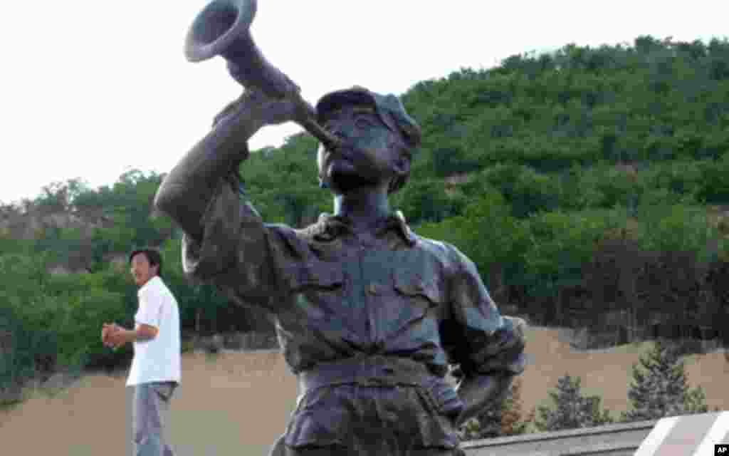 红军战士吹军号雕塑