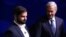 Los candidatos presidenciales chilenos, el diputado izquierdista Gabriel Boric y el ultraderechista José Antonio Kast, posan durante el debate presidencial, el lunes 13 de diciembre de 2021.