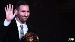 Lionel Messi soulève son 6e Ballon d'or.