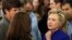 Hillary Clinton conversa con simpatizantes durante un mitin en River Valley Community College, en Claremont, New Hampshire.