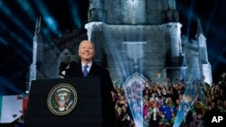 El presidente Joe Biden habla frente a la Catedral de St. Muredach en Ballina, Irlanda, al final de una gira por la nación europea el viernes 14 de abril de 2023.