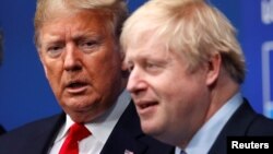 도널드 트럼프 미국 대통령(왼쪽)이 지난 4일 런던에서 열린 나토 정상회의에서 보리스 존슨 영국 총리의 환영을 받았다.