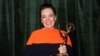 Olivia Colman berpose dengan penghargaan Emmy-nya untuk Aktris Utama Terbaik dalam Serial Drama, di belakang panggung di Netflix UK Primetime Emmy untuk "The Crown", di London, Inggris, 20 September 2021. (Foto: Reuters)