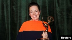 Olivia Colman berpose dengan penghargaan Emmy-nya untuk Aktris Utama Terbaik dalam Serial Drama, di belakang panggung di Netflix UK Primetime Emmy untuk "The Crown", di London, Inggris, 20 September 2021. (Foto: Reuters)