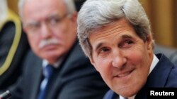 Wezîrê Derve yê Amerîkî John Kerry û Wezîrê Derve yê Felestînî Riyad El-Malikî (Erşîv). 