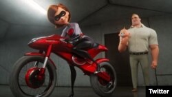 Elastrigirl (dengan Holly Hunter sebagai pengisi suara, kiri) mengendarai Elasticycle untuk kembali menyibukkan diri sebagai superheo sementara Tn. Incredible (dengan Craig T. Nelson sebagai pengisi suara) tinggal di rumah bersama anak-anak di “Incredibles 2” (15 Juni)