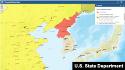 미국 국무부 웹사이트의 여행 주의보 지도. 북한은 '여행금지(Do Not Travel)'인 붉은색, 중국은 '높은 수준의 주의(Exercise Increased Caution)'가 필요한 노란색, 러시아는 '치안 위혐 지역을 포함하며 높은 수준의 주의(Excercise Increased Caution - Contains Areas with Higher Security Risk)'를 요하는 노란색 빗금으로 표시했다.