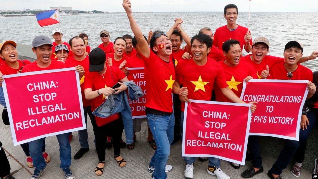 Biểu tình chống Trung Quốc tại Philippines trước khi Tòa Quốc Tế ra phán quyết vụ đường lưỡi bò, tháng Bảy 2016.