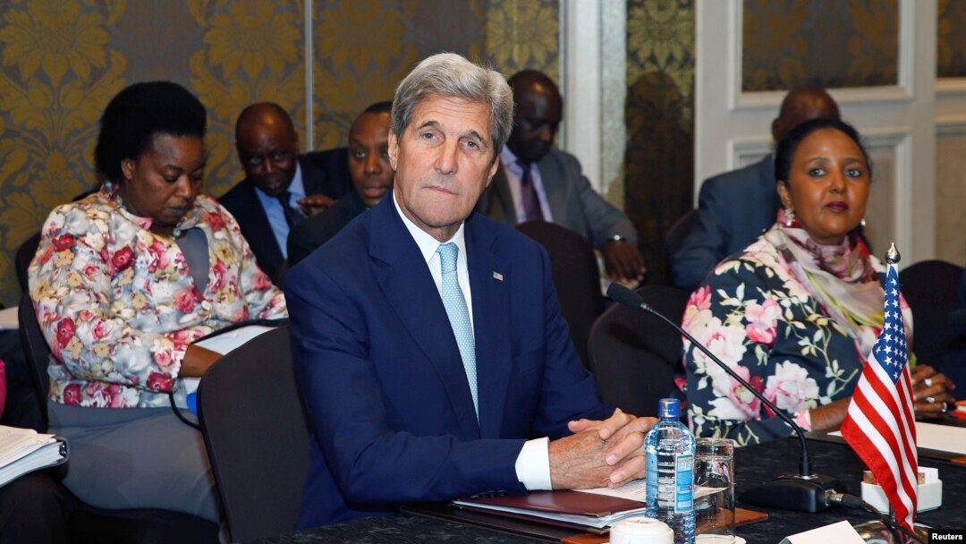 Menlu AS John Kerry (tengah) dalam pertemuan dengan Menlu negara-negara Afrika timur di Nairobi, Kenya, Senin (22/8).