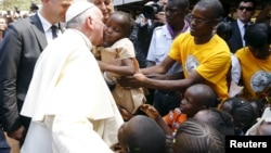 Papa Francisco num campo de refugiados em Bangui 