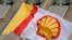 Bendera berlogo perusahaan Royal Dutch Shell, sebuah perusahaan minyak dan gas Inggris-Belanda, berkibar di luar kantor pusat di Den Haag, Belanda. (Foto: AP)