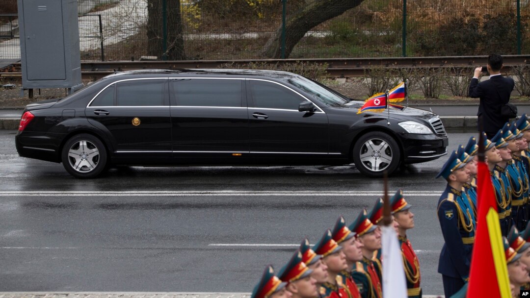 Chiếc limousine của lãnh tụ Triều Tiên Kim Jong Un đi vào lễ đặt vòng hoa tưởng niệm ở Vladivostok, Nga, hôm 26/4. Daimler nói họ không bán chiếc xe limo nào của hãng cho người đứng đầu Triều Tiên.