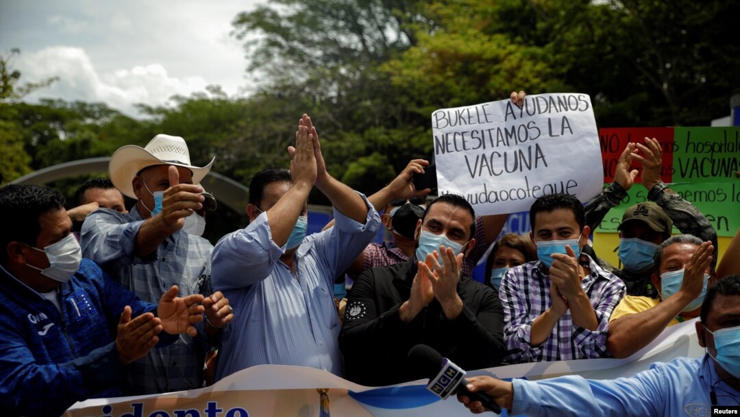 En la foto de archivo, el ministro de Salud de El Salvador, Francisco Alabí, celebra con alcaldes hondureños el donativo de vacunas contra el COVID-19 que El Salvador envió a Honduras.