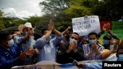 En la foto de archivo, el ministro de Salud de El Salvador, Francisco Alabí, celebra con alcaldes hondureños el donativo de vacunas contra el COVID-19 que El Salvador envió a Honduras.