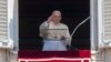 Paus Doakan Korban Kerusuhan Sepak Bola di Malang