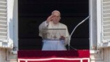 Paus Fransiskus berbicara kepada massa di Lapangan Santo Petrus, Vatikan (foto: dok). 