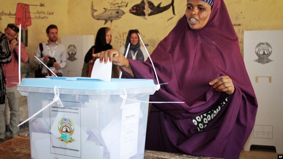 A woman casts her vote in the presidential election in Hargeisa, in the semi-autonomous region of Somaliland, in Somalia Monday, Nov. 13, 2017. More than 700,000 registered voters across Somaliland are expected to cast their votes Monday to elect…