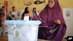 A woman casts her vote in the presidential election in Hargeisa, in the semi-autonomous region of Somaliland, in Somalia Monday, Nov. 13, 2017. More than 700,000 registered voters across Somaliland are expected to cast their votes Monday to elect…