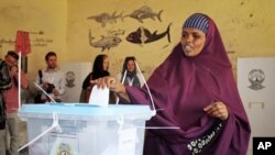 A woman casts her vote in the presidential election in Hargeisa, in the semi-autonomous region of Somaliland, in Somalia, Nov. 13, 2017. 