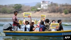 Unas diez embarcaciones con defensores ambientales de El Salvador, Guatemala y Honduras se manifestaron contra la empresa minera Cerro Blanco en el lago Guija en Metapán, El Salvador, el 19 de abril de 2024.